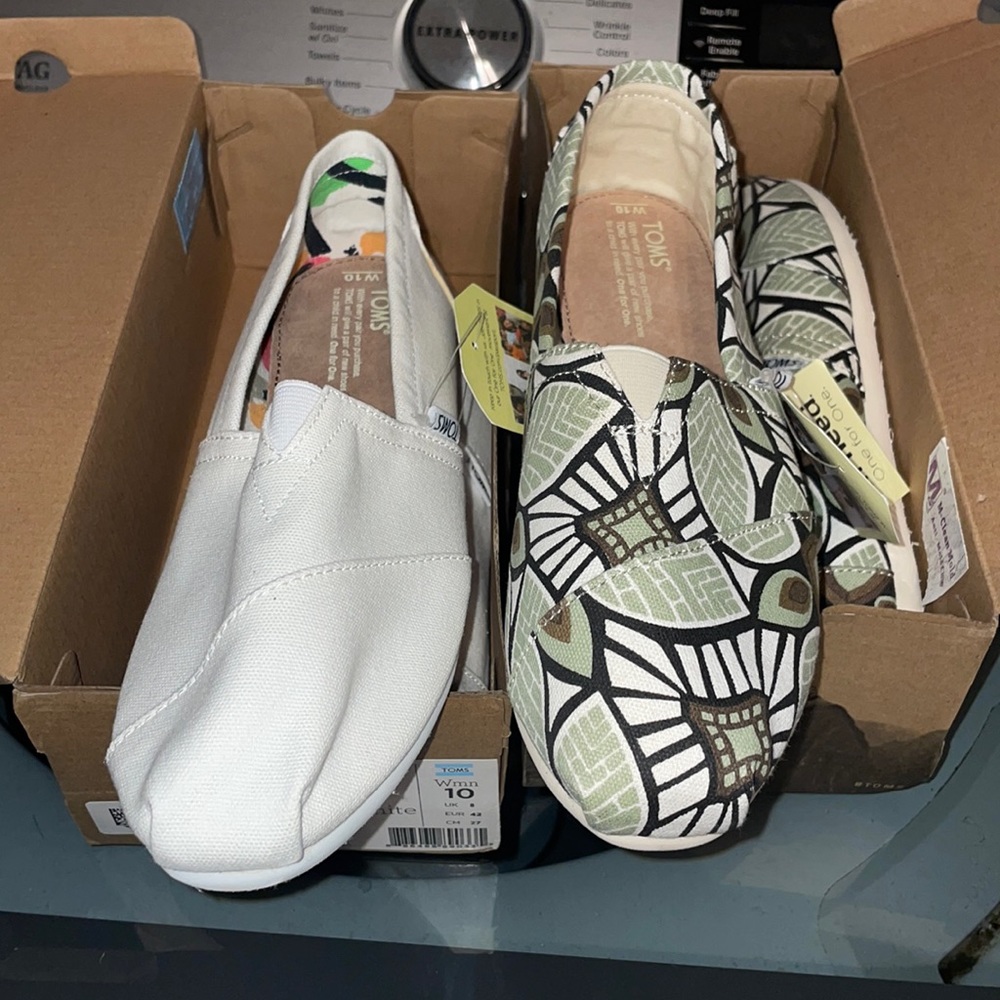Lot of new women’s toms size 10